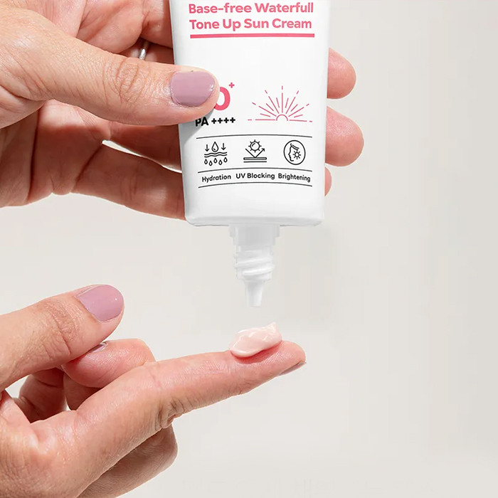 کرم ضد آفتاب رنگی راویل SPF 50 Base Free Waterfull ‌مناسب انواع پوست حجم 50 میلی‌لیتر