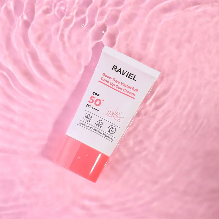 کرم ضد آفتاب رنگی راویل SPF 50 Base Free Waterfull ‌مناسب انواع پوست حجم 50 میلی‌لیتر