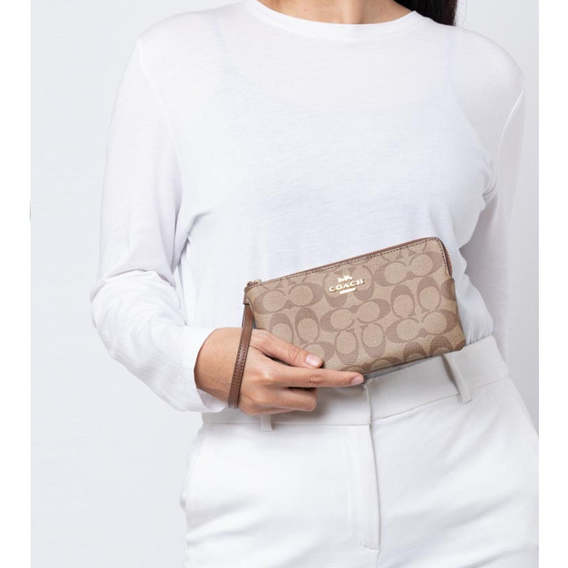 کیف دستی زنانه کوچ مدل Signature Corner Zip