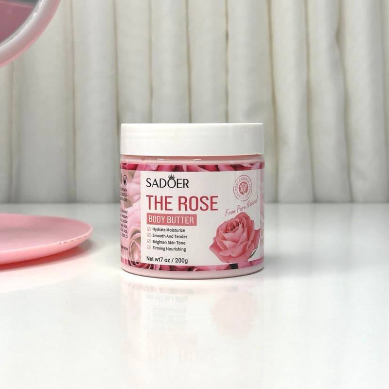 کره بدن سادور مدل The Rose حجم 250 میلی‌لیتر مرطوب‌کننده و ضد خشکی با ویتامین E، روغن بادام، آرگان و عصاره گل رز، ضد ترک، جوانساز، فاقد پارابن و مواد حساسیت‌زا، مناسب انواع پوست و استفاده پس از دوش