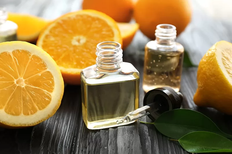 بطری عطر روشن با رایحه مرکبات